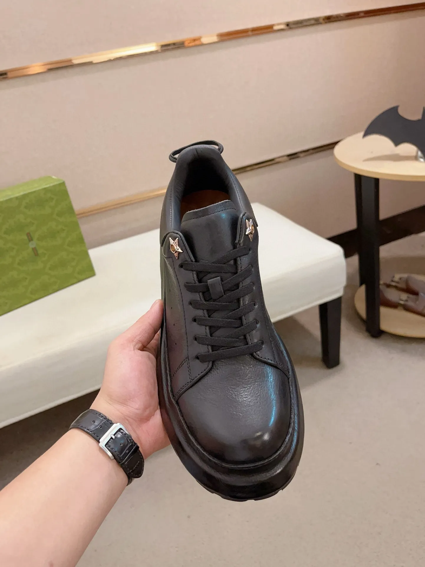 Men's shoes 💰: 680💰 Gucci (Gucci) new men's shoes, sold simultaneously on the official website, made from original orders, uppers made of first-layer cowhide, purely handmade craftsmanship 🌈 High-end first-layer genuine leather lining, original non-slip and wear-resistant outsole, fashionable and versatile, standard size .37-44. Can be customized 45-46
